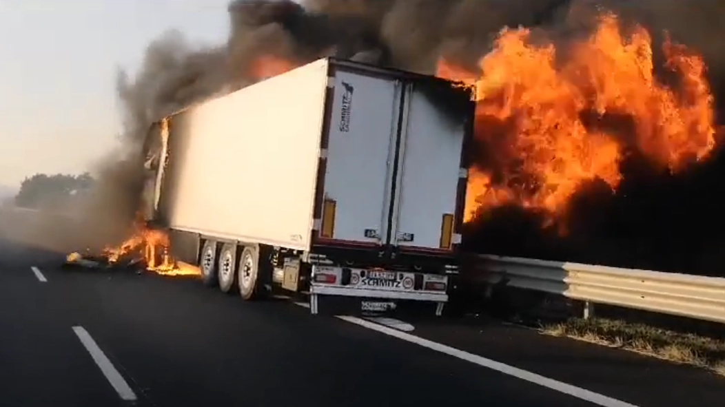 Il camion a fuoco in A1 a nord di Attigliano (Foto Umbria Journal)