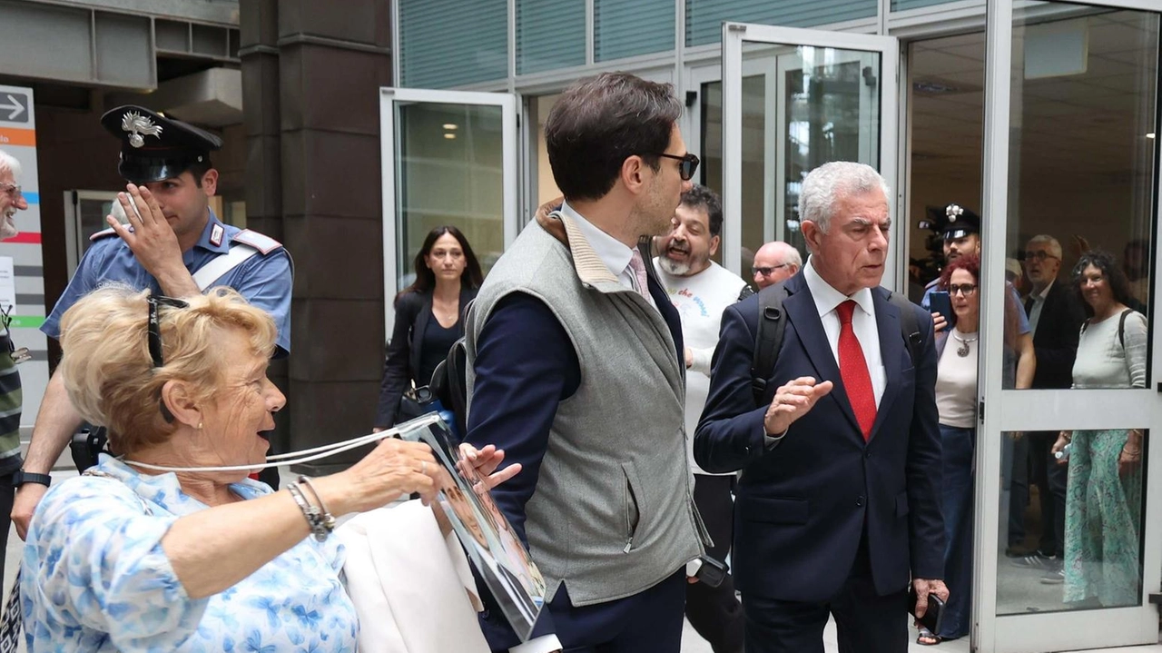 Il faccia a faccia tra i familiari delle vittime della strage e l’ex Ad di Ferrovie Moretti Il faccia a faccia tra i familiari delle vittime della strage e l’ex Ad di Ferrovie Moretti