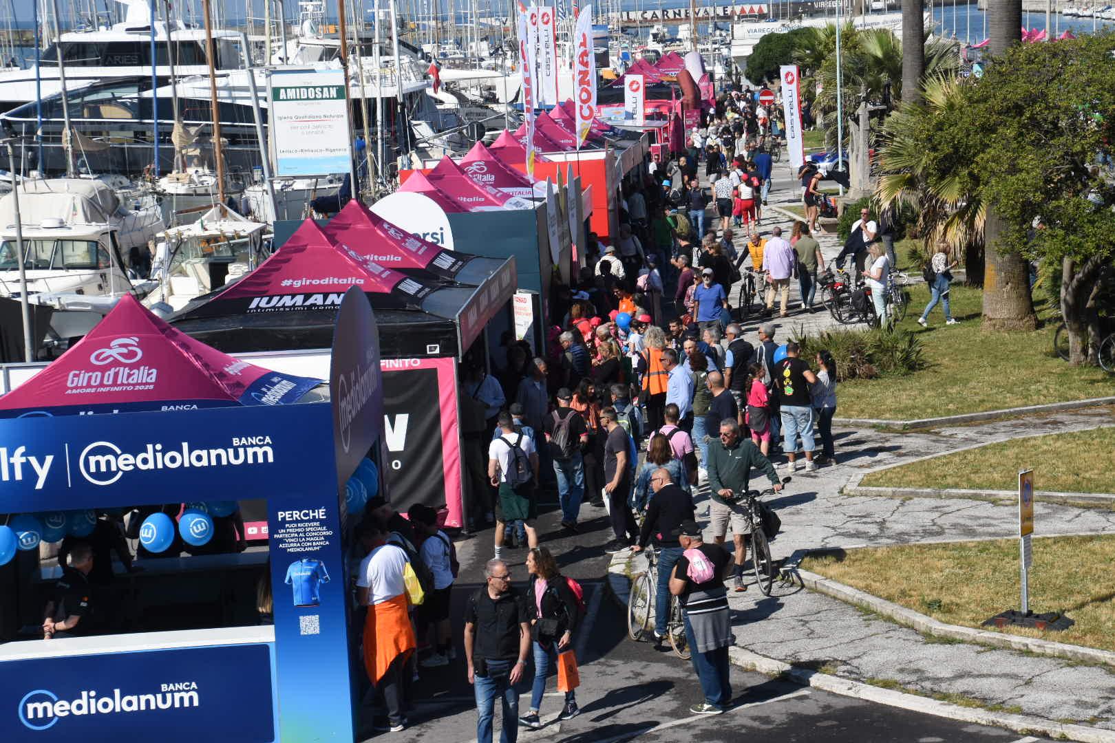 Una cartolina rosa dal mare: Giro d’Italia, Viareggio in festa per la partenza dalla Darsena Una cartolina rosa dal mare: Giro d’Italia, Viareggio in festa per la partenza dalla Darsena