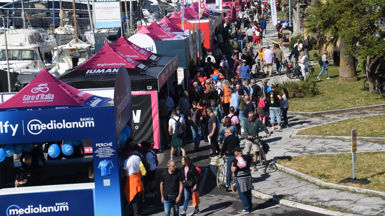 Giro d’Italia, la partenza della tappa dalla Darsena di Viareggio (Foto Umicini)