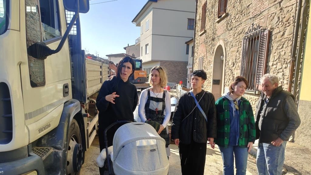 Le mamme e i nonni. che ieri mattina aspettavano di riprendere i loro bambini si sono dati appuntamento al cantiere per il ponte di Pontenuovo, vicino alla scuola