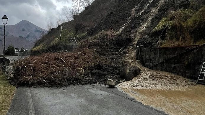 Una degli smottamenti che sono avvenuti nel corso delle ultime settimane sul territorio di Abetone Cutigliano Una degli smottamenti che sono avvenuti nel corso delle ultime settimane sul territorio di Abetone Cutigliano