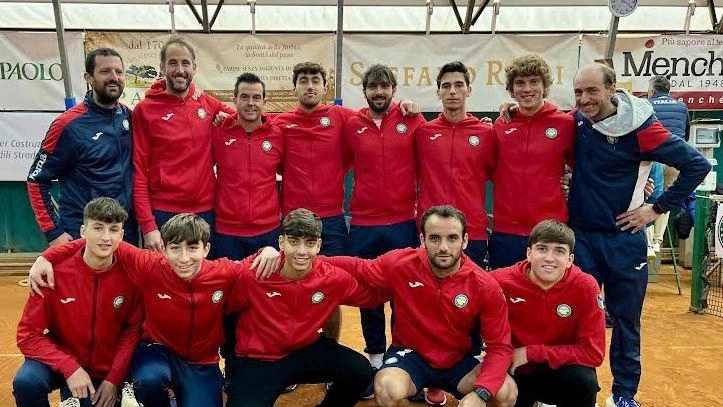Il Tc Sinalunga affronta un girone difficile in Serie A1 di tennis con la conferma di una rosa competitiva e l'ingresso di talenti come Matej Dodig. L'obiettivo è confermare la categoria e portare il grande tennis in casa. Il Tc Sinalunga affronta un girone difficile in Serie A1 di tennis con la conferma di una rosa competitiva e l'ingresso di talenti come Matej Dodig. L'obiettivo è confermare la categoria e portare il grande tennis in casa.