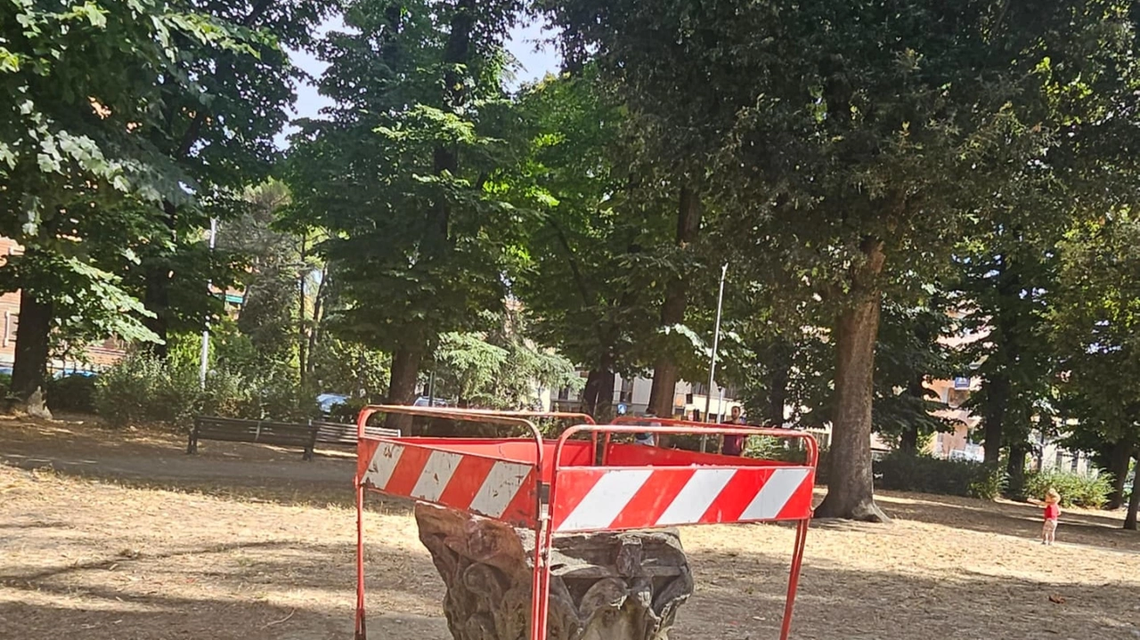 La lapide che nel giardino Caponnetto a Firenze ricorda il magistrato antimafia Antonino Caponnetto e che oggi è stata vandalizzata, 18 agosto 2024 ANSA / Fondazione Caponnetto ANSA PROVIDES ACCESS TO THIS HANDOUT PHOTO TO BE USED SOLELY TO ILLUSTRATE NEWS REPORTING OR COMMENTARY ON THE FACTS OR EVENTS DEPICTED IN THIS IMAGE; NO ARCHIVING; NO LICENSING NPK La lapide che nel giardino Caponnetto a Firenze ricorda il magistrato antimafia Antonino Caponnetto e che oggi è stata vandalizzata, 18 agosto 2024 ANSA / Fondazione Caponnetto ANSA PROVIDES ACCESS TO THIS HANDOUT PHOTO TO BE USED SOLELY TO ILLUSTRATE NEWS REPORTING OR COMMENTARY ON THE FACTS OR EVENTS DEPICTED IN THIS IMAGE; NO ARCHIVING; NO LICENSING NPK
