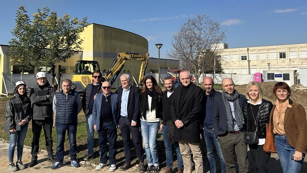 Il sindaco Marcello Pierucci ha tenuto a battesimo il cantiere del nuovo asilo nido di Capezzano Pianore. I lavori dureranno fino alla fine dell’anno Il sindaco Marcello Pierucci ha tenuto a battesimo il cantiere del nuovo asilo nido di Capezzano Pianore. I lavori dureranno fino alla fine dell’anno