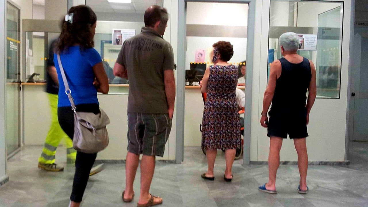 L'articolo analizza l'afflusso al pronto soccorso della Versilia, evidenziando i picchi di accessi e i tempi di attesa per le diverse tipologie di casi. La percentuale di ricoveri è bassa, con la maggior parte dei pazienti dimessi dopo la visita. L'articolo analizza l'afflusso al pronto soccorso della Versilia, evidenziando i picchi di accessi e i tempi di attesa per le diverse tipologie di casi. La percentuale di ricoveri è bassa, con la maggior parte dei pazienti dimessi dopo la visita.