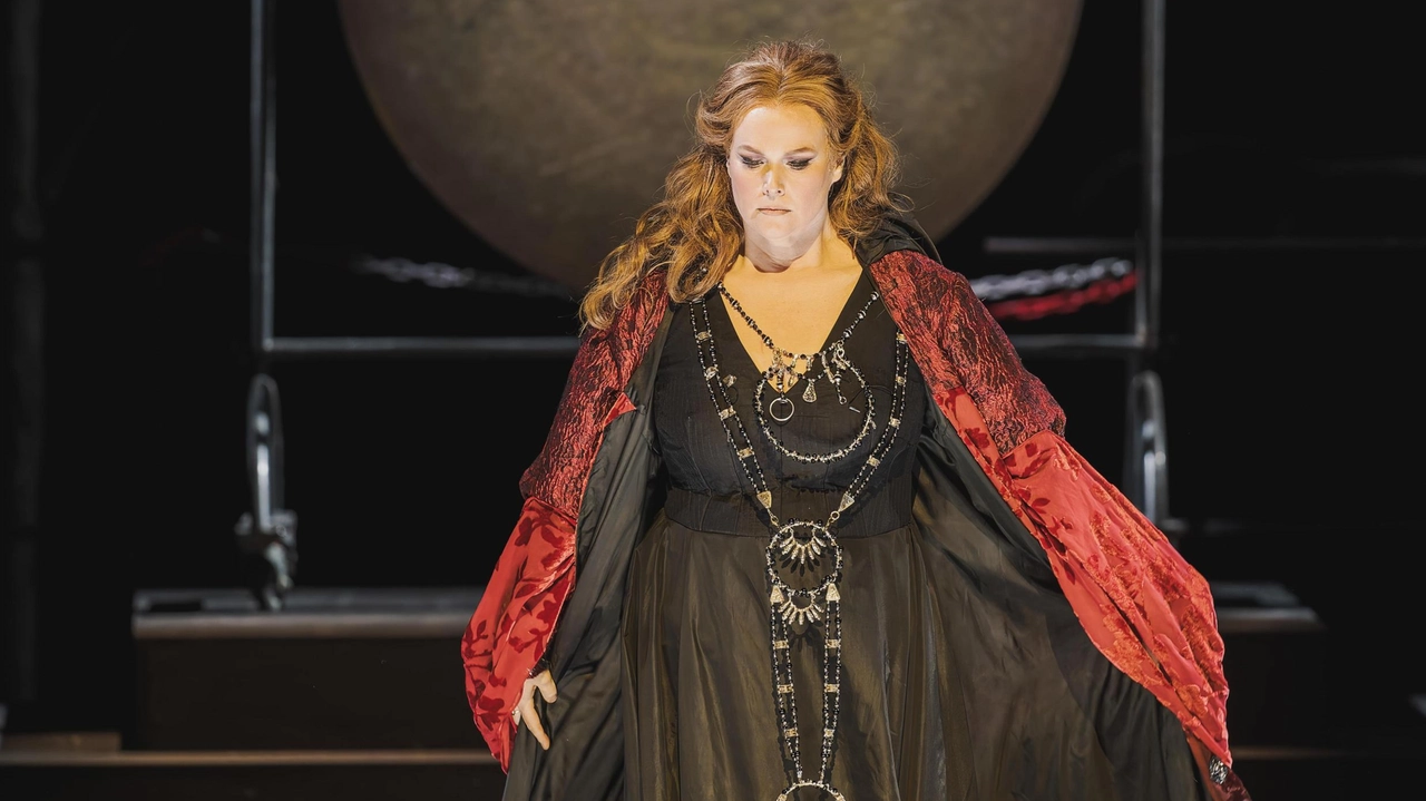 Neppure il maltempo ha potuto arrestare l’impetuosa energia del soprano Jessica Pratt e di tutti i musicisti impegnati nella ’Norma’... Neppure il maltempo ha potuto arrestare l’impetuosa energia del soprano Jessica Pratt e di tutti i musicisti impegnati nella ’Norma’...