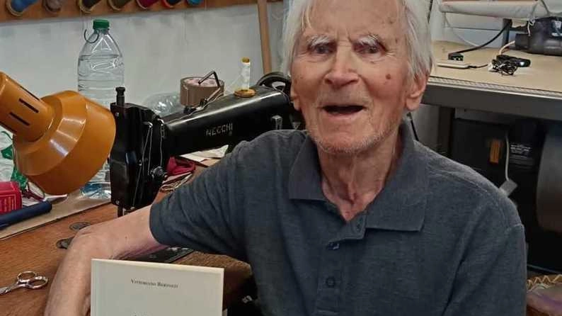 Vittoriano Bertozzi, 92 anni, con il suo libro