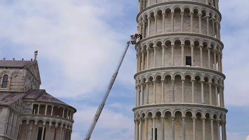 Lo spettacolare intervento dei vigili del fuoco al sesto anello della torre Lo spettacolare intervento dei vigili del fuoco al sesto anello della torre