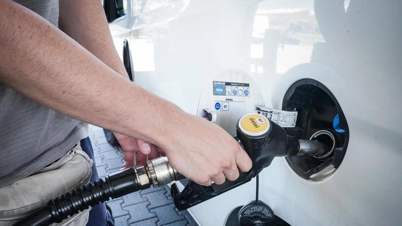 Verde al self a 1,732 euro al litro. Gasolio a 1,668 euro/litro Verde al self a 1,732 euro al litro. Gasolio a 1,668 euro/litro