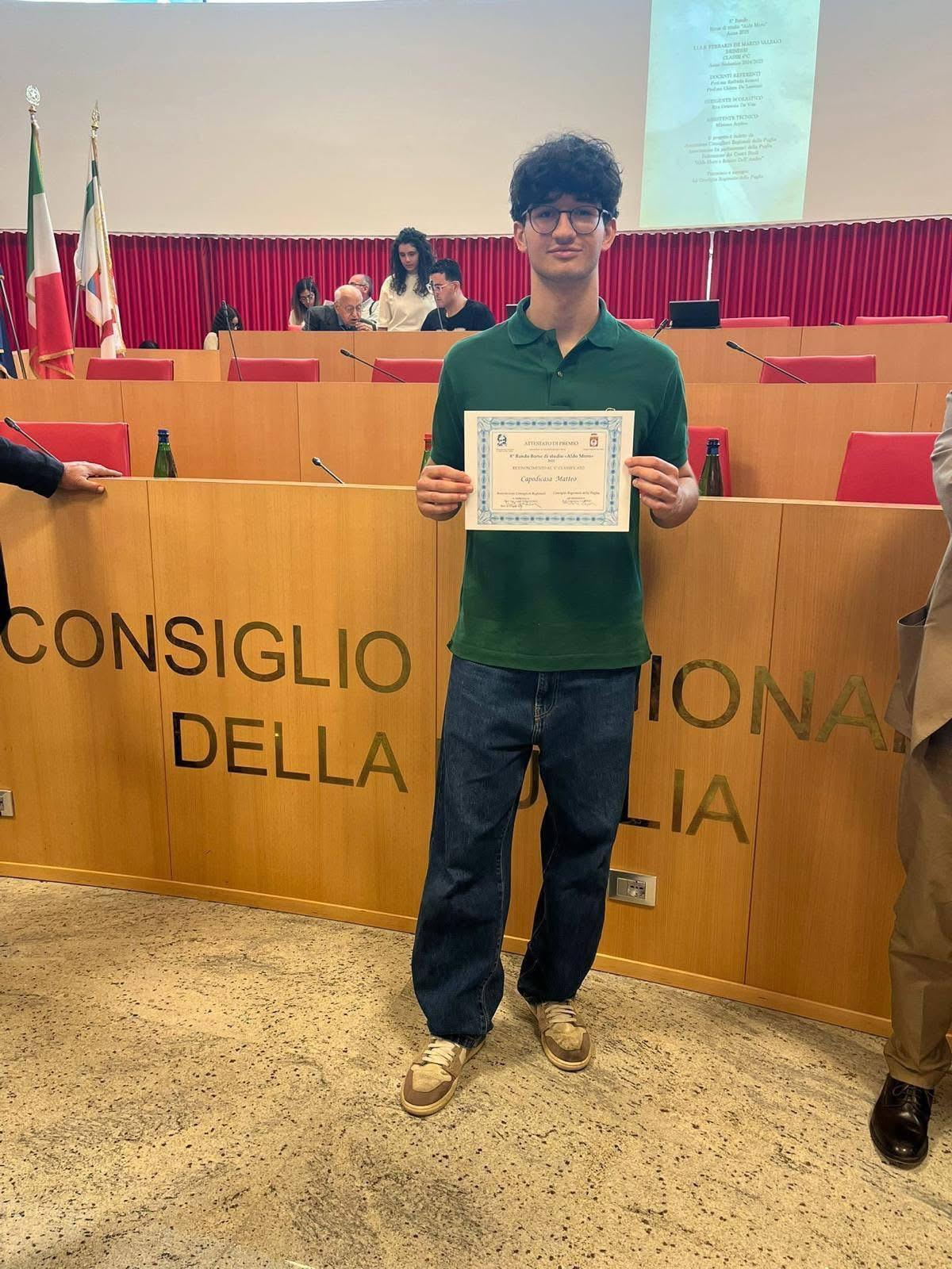 Borsa di studio Aldo Moro a studente del Frezzi. Quinto su 70, Matteo è stato premiato a Bari Borsa di studio Aldo Moro a studente del Frezzi. Quinto su 70, Matteo è stato premiato a Bari