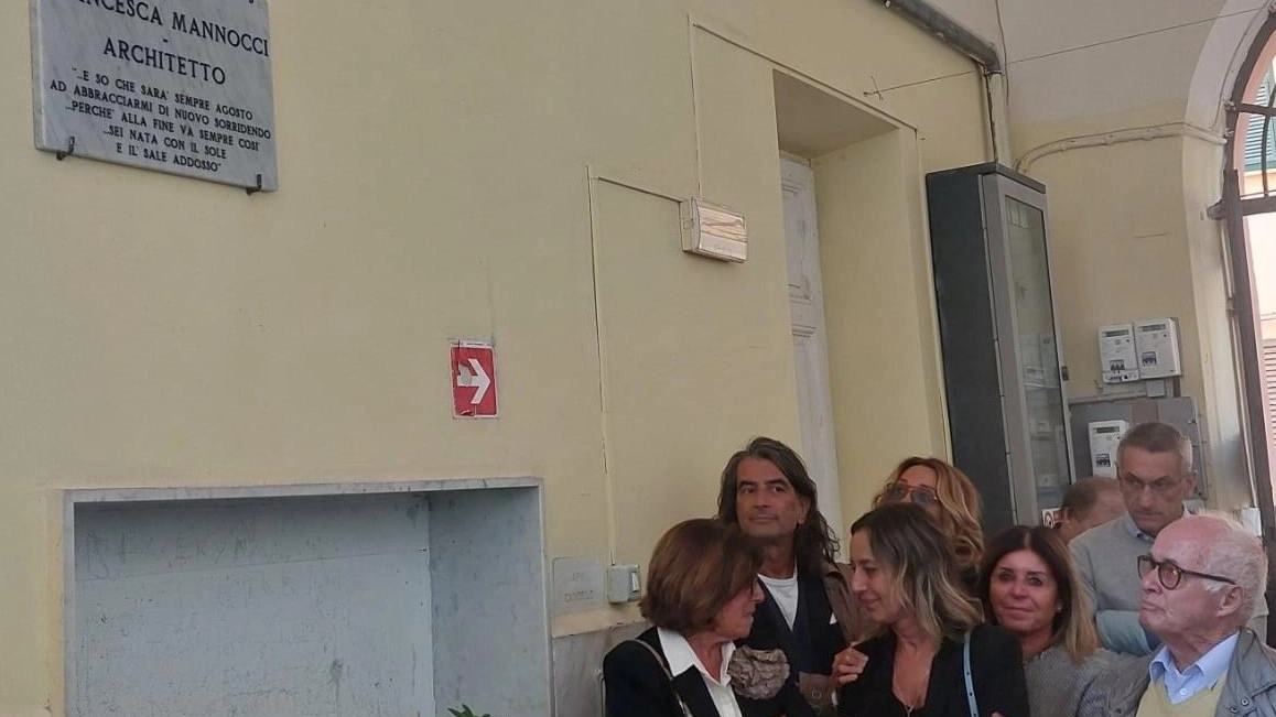 Un momento della cerimonia di intitolazione della targa dedicata al ricordo dell’architetto spezzino Francesca Mannocci Un momento della cerimonia di intitolazione della targa dedicata al ricordo dell’architetto spezzino Francesca Mannocci