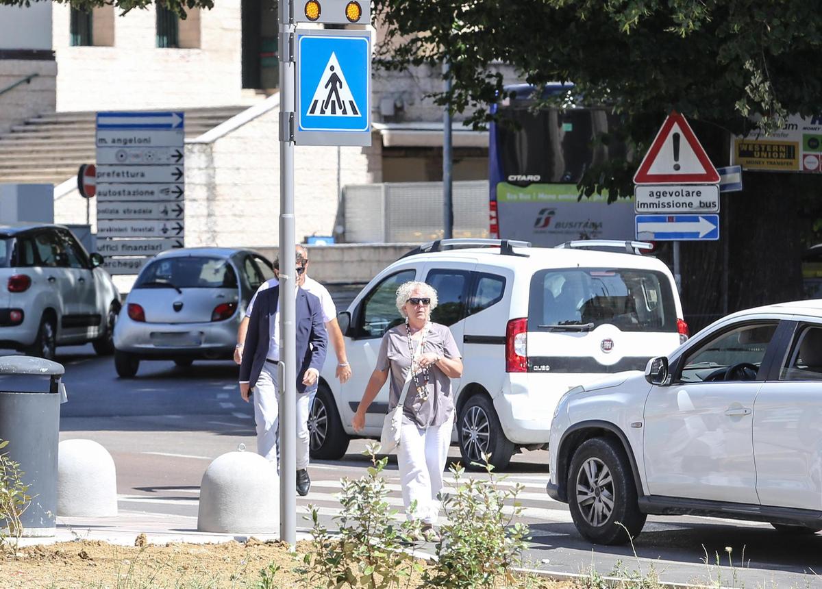 Traffico, giornata da incubo. Incidenti, cantieri e scuole. La viabilità va in “tilt“