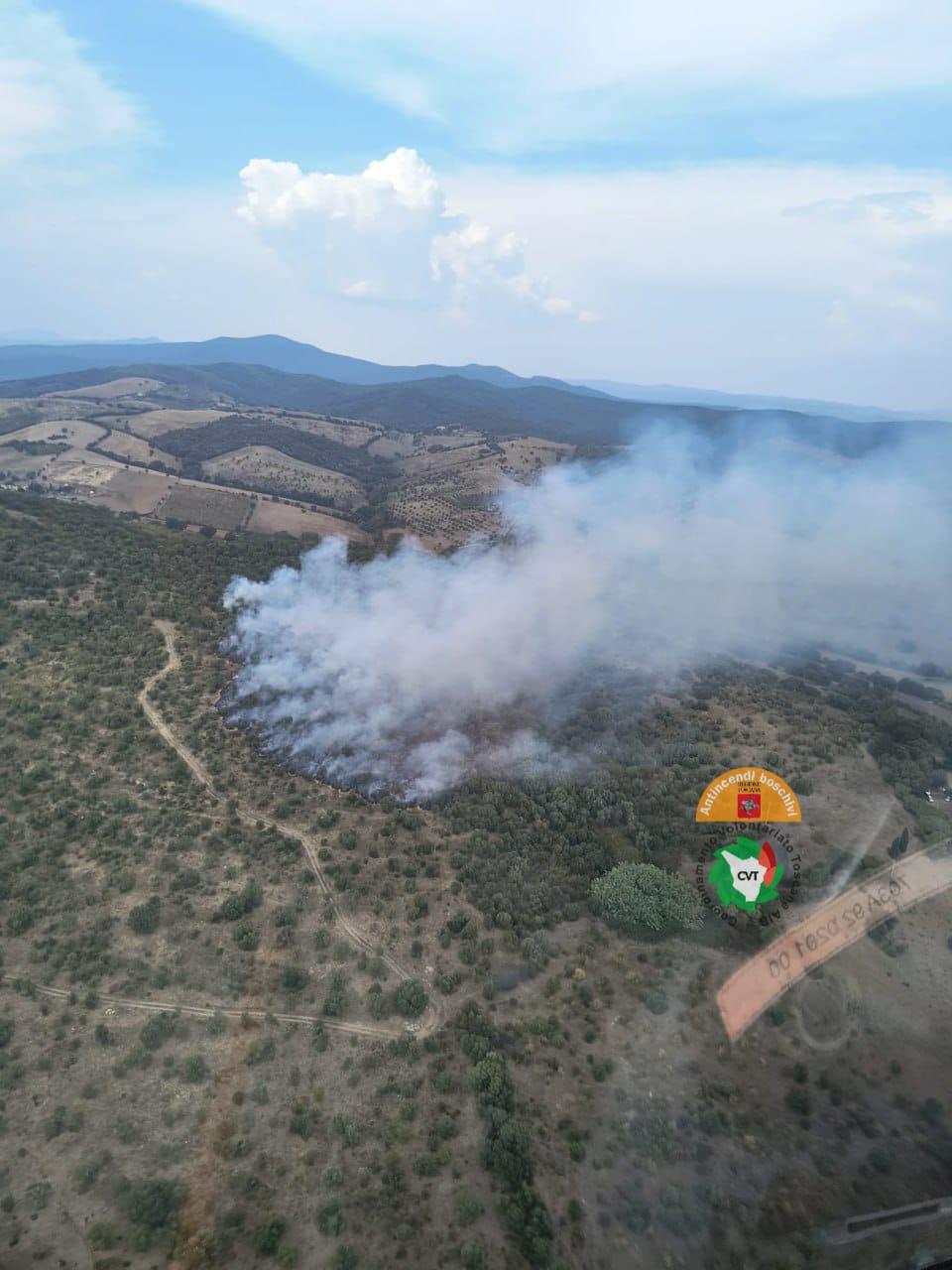ancora incendi bosco in fiamme a campagnatico fulmine innesca rogo a sarteano