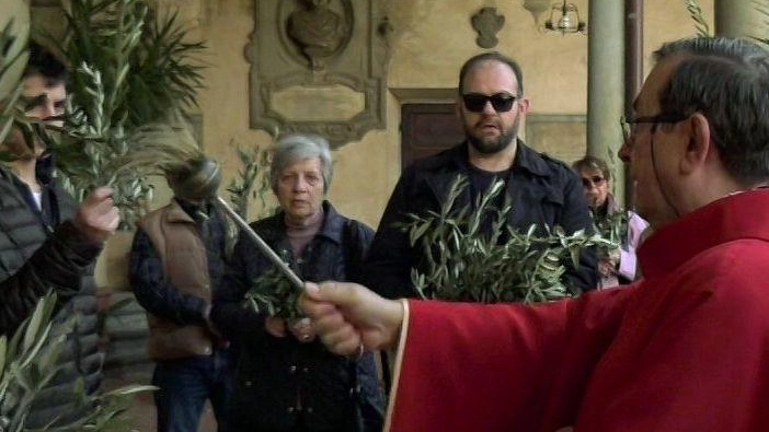 Domani con la Domenica delle Palme inizia la Settimana Santa: nelle chiese si rinnova il rito della benedizione dell’ulivo e...