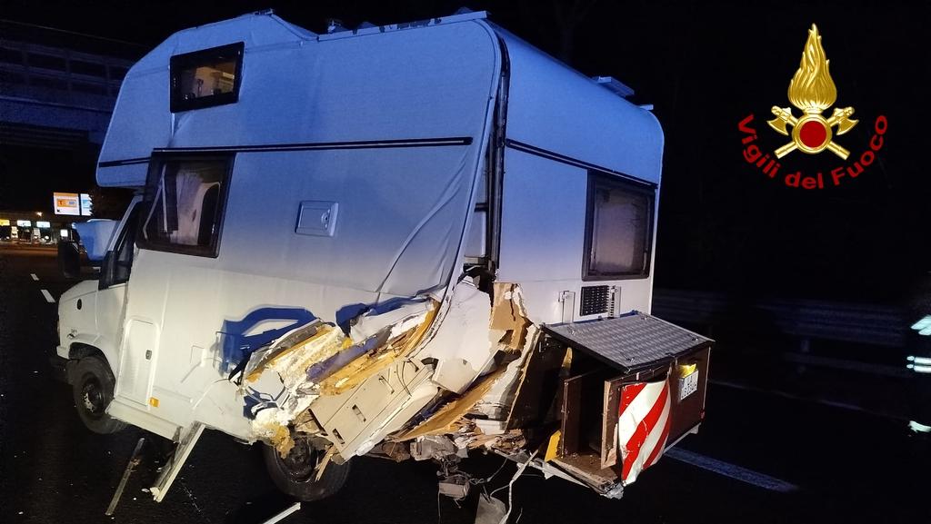 https://www.lanazione.it/image-service/view/acePublic/alias/contentid/ZjJjOTcwMGQtZTNiNy00/0/il-camper-danneggiato-in-seguito-all-incidente-lungo-l-autostrada-a11.jpeg?f=16:9&w=1200&h=630