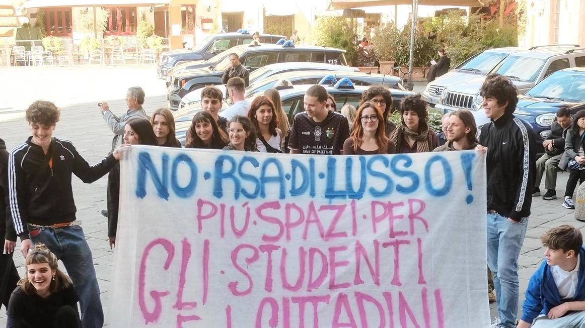 Il presidio degli studenti dei 5 istituti di Firenze contro la Rsa in Santo Spirito