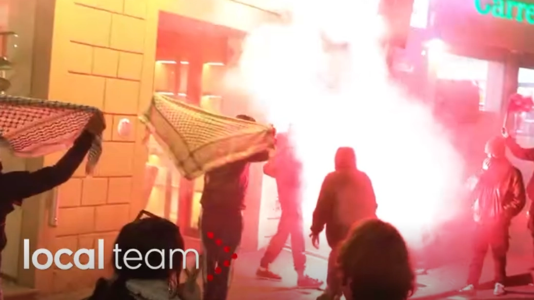 Un momento della manifestazione pro Palestina a Firenze: vernice rossa contro un supermercato Un momento della manifestazione pro Palestina a Firenze: vernice rossa contro un supermercato