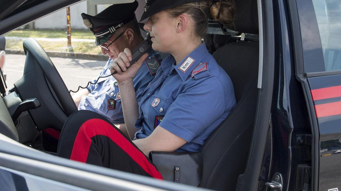 Ruba in carrozzeria: il titolare lo vede dalle telecamere, arrestato