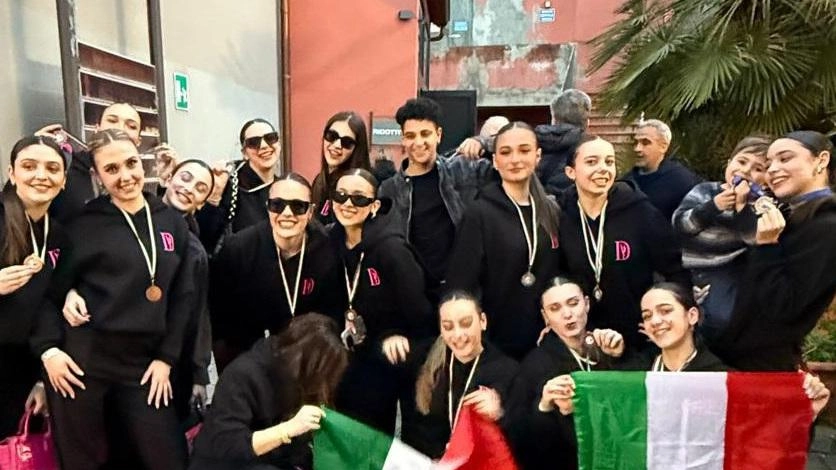Le ragazze e i ragazzi di Danzarmonia che a Cascina hanno staccato il pass per le finali mondiali a Burgos dal 3 al 12 luglio