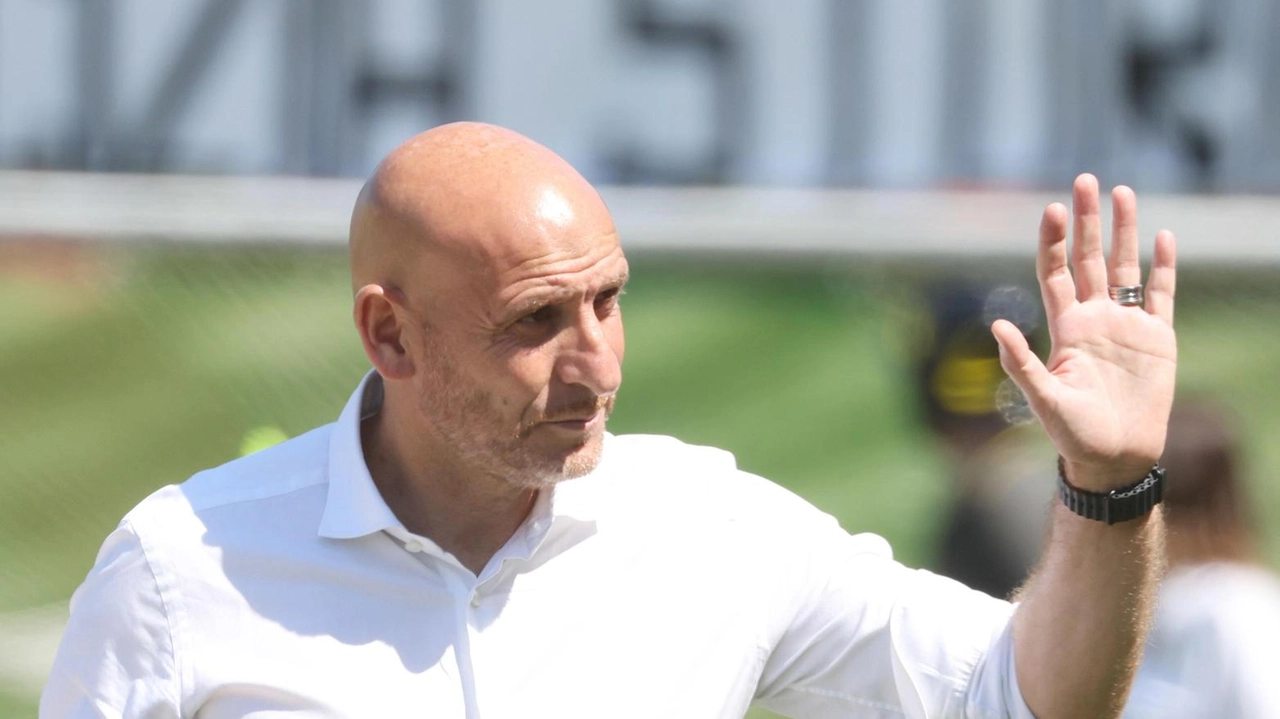 Possanzini prepara il Mantova per una partita cruciale contro la Carrarese, puntando su tecnica e supporto dei tifosi. Possanzini prepara il Mantova per una partita cruciale contro la Carrarese, puntando su tecnica e supporto dei tifosi.