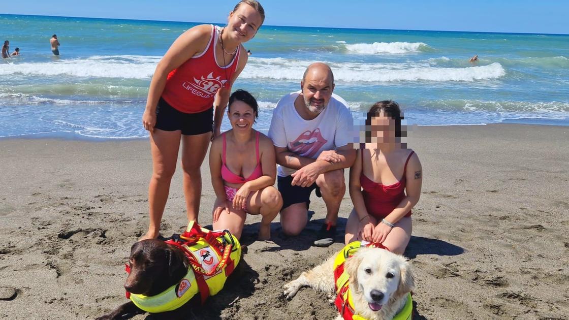 padre madre e figlia salvati dai cani bagnino riportati a riva da maia e nita