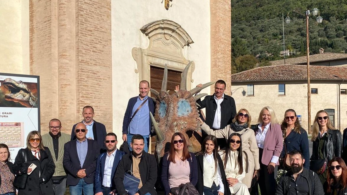 Foto di gruppo dei partecipanti ai seminari sulla mobilità sostenibile che si sono svolti a Gubbio Foto di gruppo dei partecipanti ai seminari sulla mobilità sostenibile che si sono svolti a Gubbio