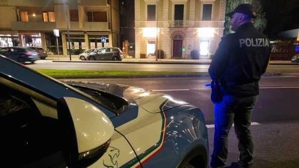 I due sono stati fermati da una Volante della Polizia dopo vari furti commessi in periferia e in centro