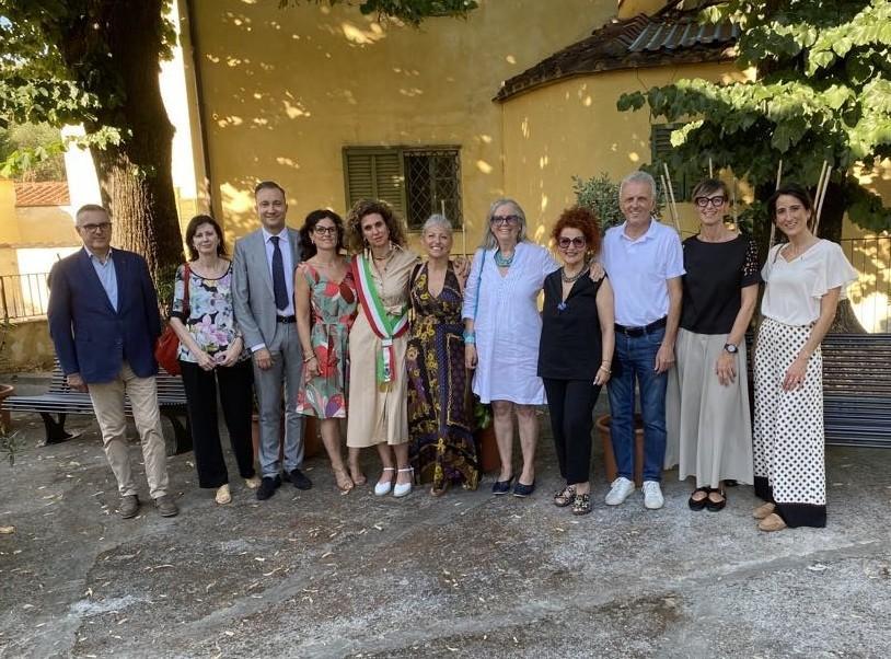 Spazi accoglienti per i nostri cari. I Lions Club donano tre panchine all’hospice ’La Limonaia’ di Spicchio