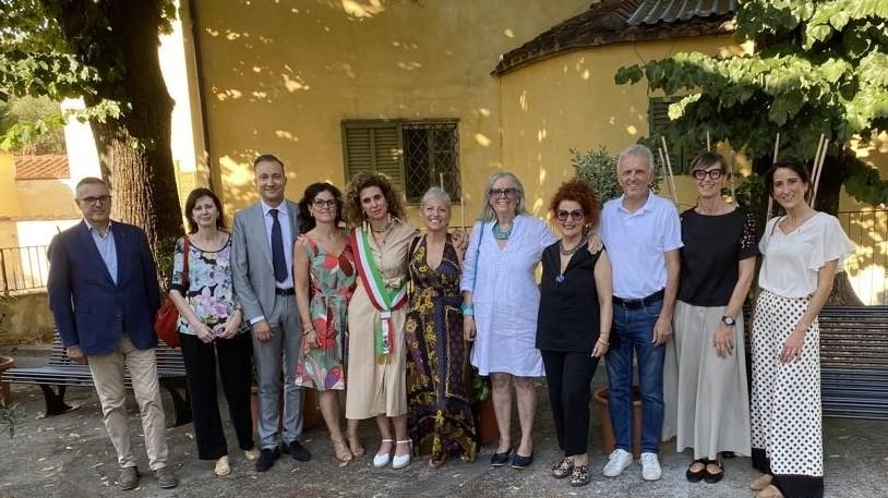Un momento della cerimonia di donazione delle panchine