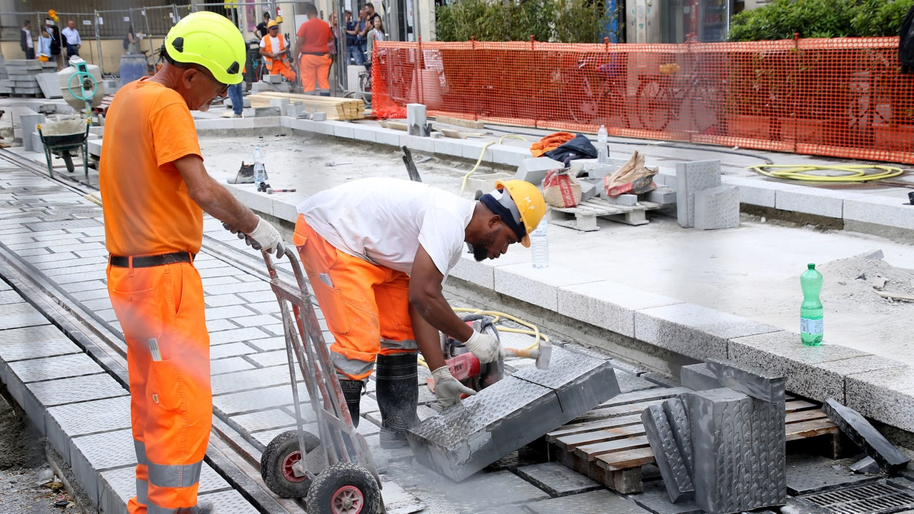 Operai al lavoro sui cantieri della tramvia Operai al lavoro sui cantieri della tramvia