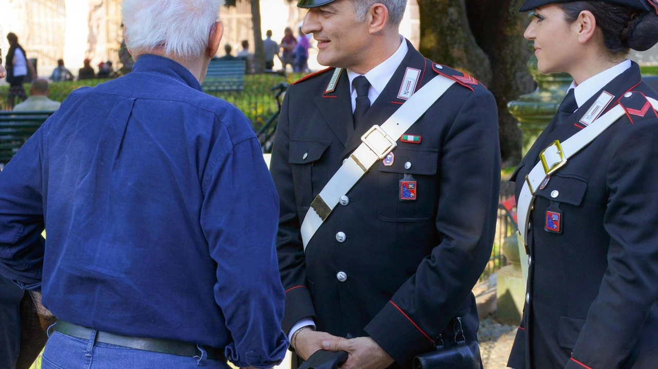 Una pattuglia di veri carabinieri mette in guardia alcuni anziani dal rischio truffe. Sono decine le ’’false’’ telefonate che arrivano ogni giorno