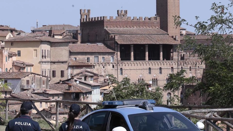 Alla fine ha sfondato l’ingresso di casa della donna rompendo poi anche le porte interne dietro cui la 27enne si era barricata. La Mobile ha eseguito l’arresto il giorno del ’no’ alla violenza sulle donne. . Alla fine ha sfondato l’ingresso di casa della donna rompendo poi anche le porte interne dietro cui la 27enne si era barricata. La Mobile ha eseguito l’arresto il giorno del ’no’ alla violenza sulle donne. .
