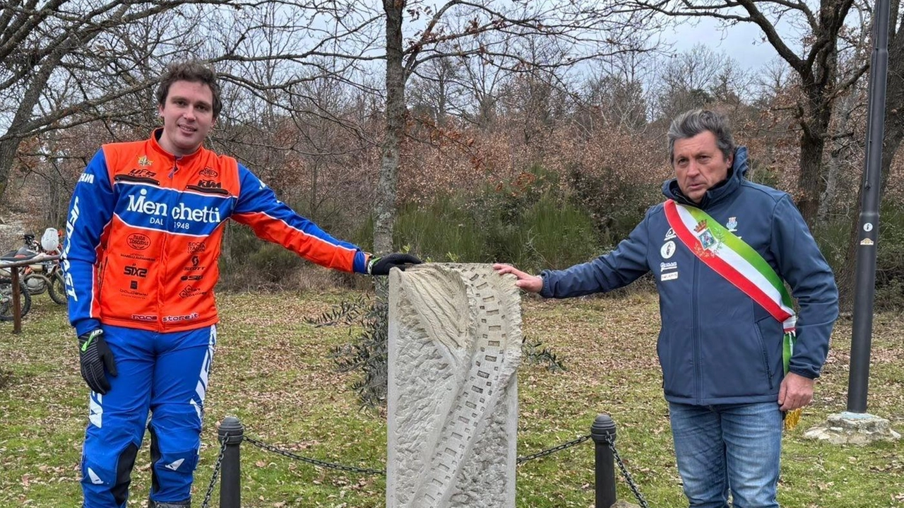 Giole Meoni e il sindaco Agnelli accanto al cippo in ricordo del grande campione Giole Meoni e il sindaco Agnelli accanto al cippo in ricordo del grande campione