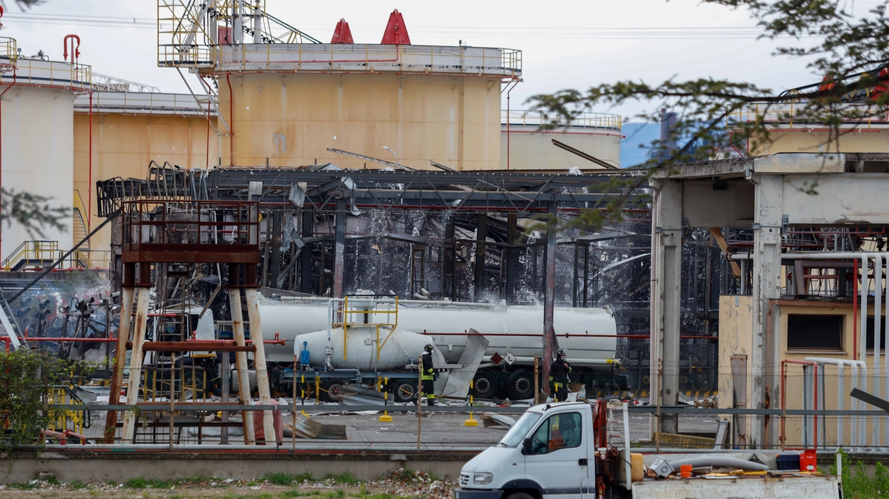 Lo scheletro della cisterna esplosa a Calenzano nel deposito Eni (Ph. Germogli) Lo scheletro della cisterna esplosa a Calenzano nel deposito Eni (Ph. Germogli)