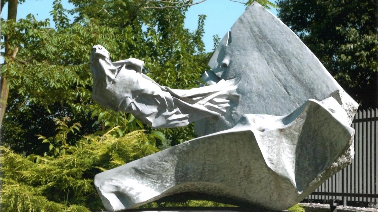 I maestri Novello Finotti e Giovanni Balderi hanno donato due sculture in marmo bianco .