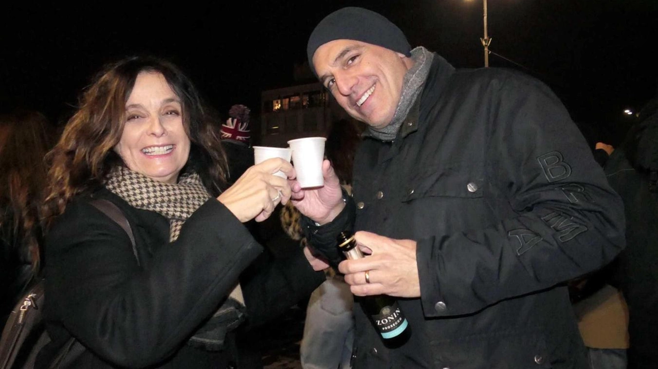 In tantissimi hanno passato la notte di San Silvestro a ritmo anni ’90. Novità lo spettacolo pirotecnico, che ha incantato tutti i presenti. In tantissimi hanno passato la notte di San Silvestro a ritmo anni ’90. Novità lo spettacolo pirotecnico, che ha incantato tutti i presenti.