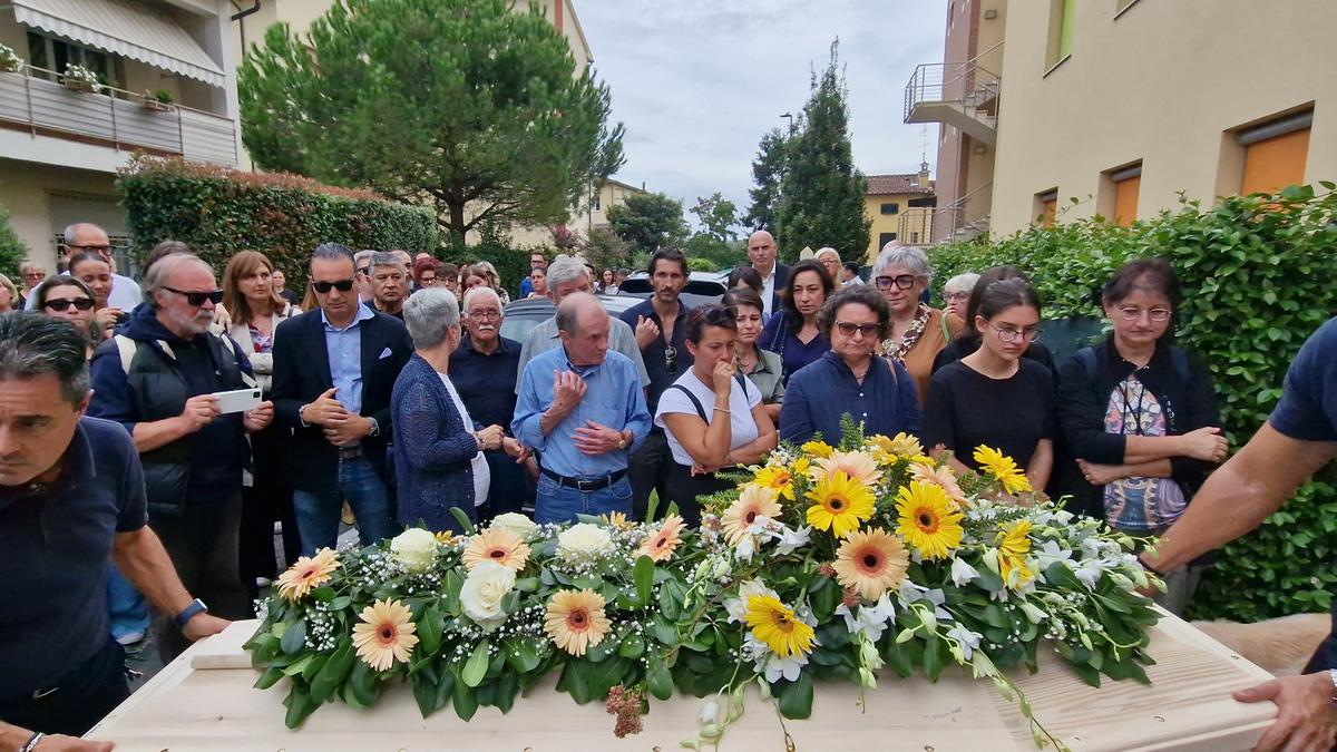 Chiesa stracolma per Lorenzo. Un sorriso che contagiava tutti. Lo strazio e gli abbracci dei suoi cari Chiesa stracolma per Lorenzo. Un sorriso che contagiava tutti. Lo strazio e gli abbracci dei suoi cari