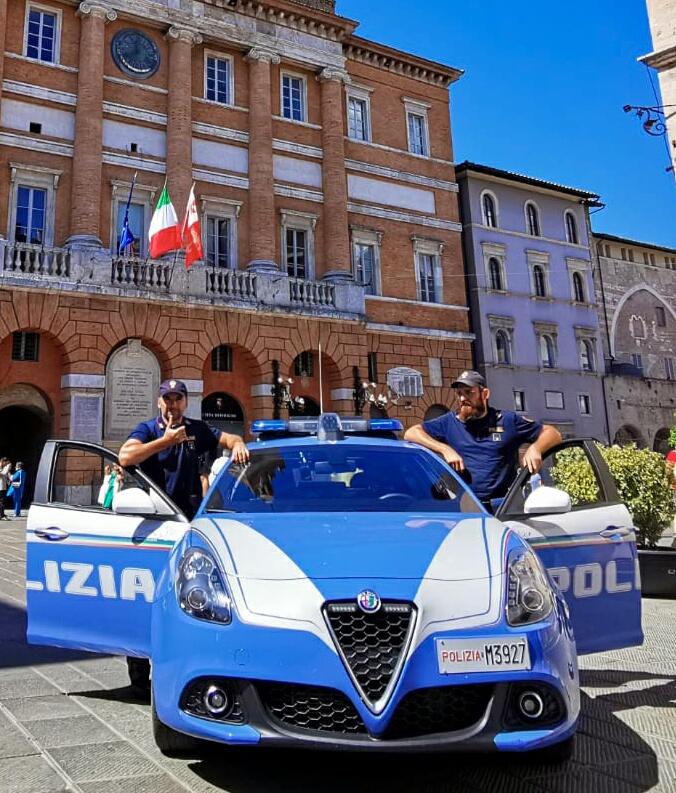 Spesa senza pagare e botte agli agenti