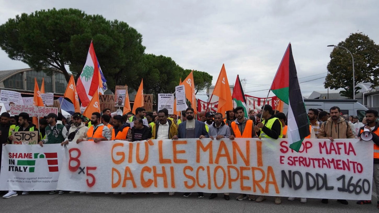 La manifestazione del sindacato Sudd Cobas e degli. operai pachistani. a Seano nell’ottobre scorso