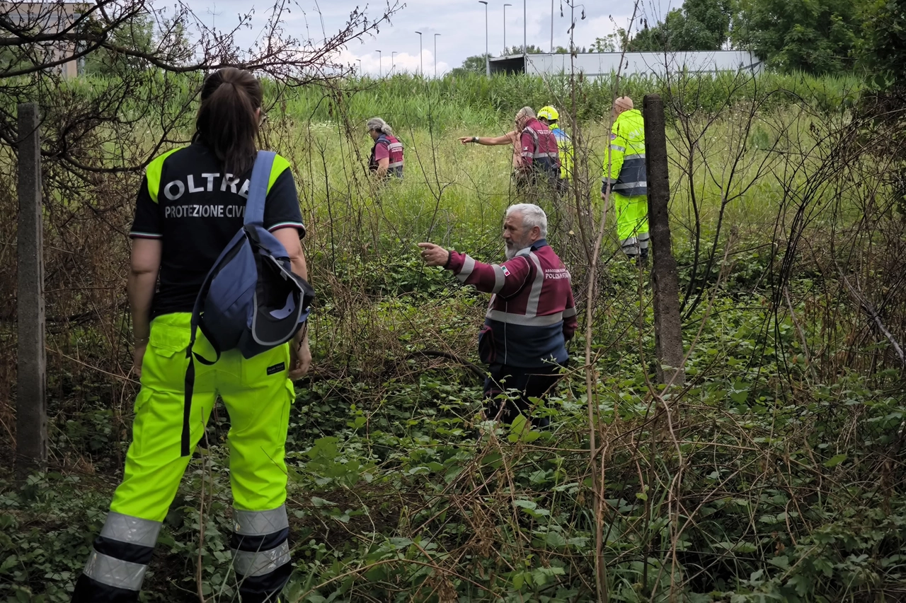 Le ricerche di Denisa nella zona dei Lecci dove si trova anche il laghetto degli Alcali (Foto Attalmi)