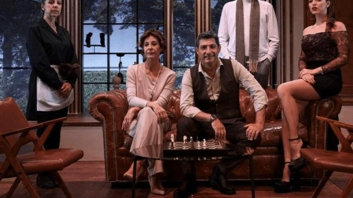 I protagonisti dello spettacolo ’L’anatra all’arancio’, da questa sera e fino a domenica al teatro dei Rinnovati I protagonisti dello spettacolo ’L’anatra all’arancio’, da questa sera e fino a domenica al teatro dei Rinnovati