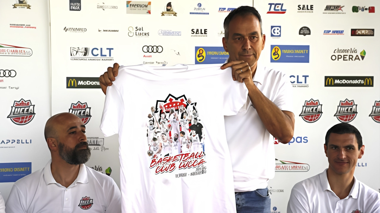 Il presidente Benigni, il vice Donati e coach Olivieri presentano la t-shirt Il presidente Benigni, il vice Donati e coach Olivieri presentano la t-shirt