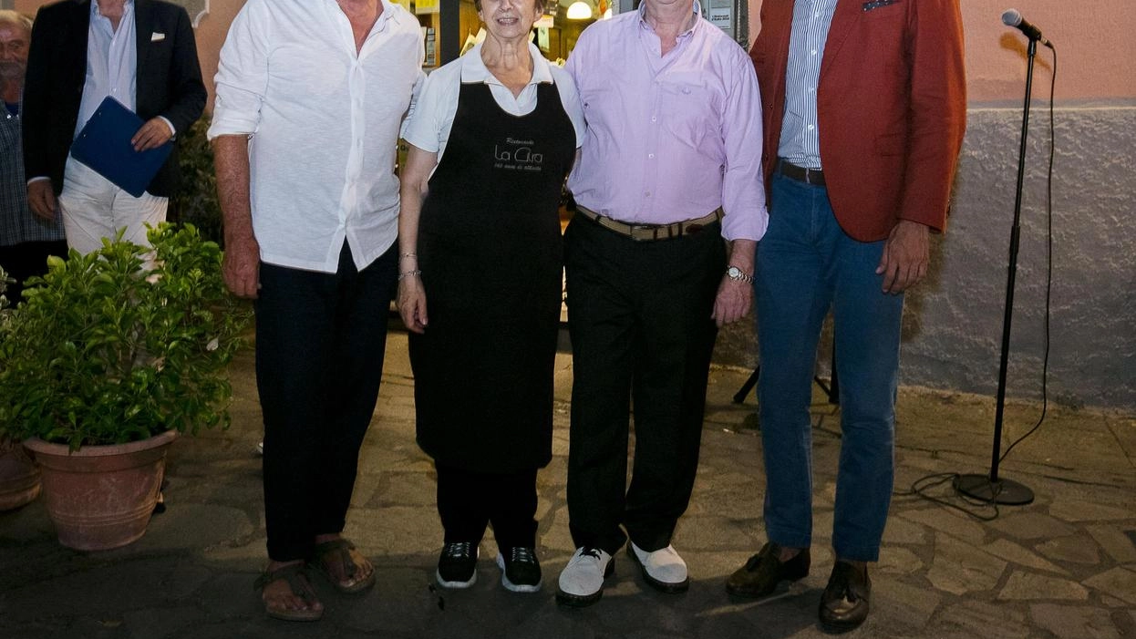 La famiglia Tartarini celebra il leccio della Gira con tre giorni di gastronomia spezzina. Autorità e artisti partecipano all'evento, onorando la tradizione culinaria e l'albero monumentale. La famiglia Tartarini celebra il leccio della Gira con tre giorni di gastronomia spezzina. Autorità e artisti partecipano all'evento, onorando la tradizione culinaria e l'albero monumentale.