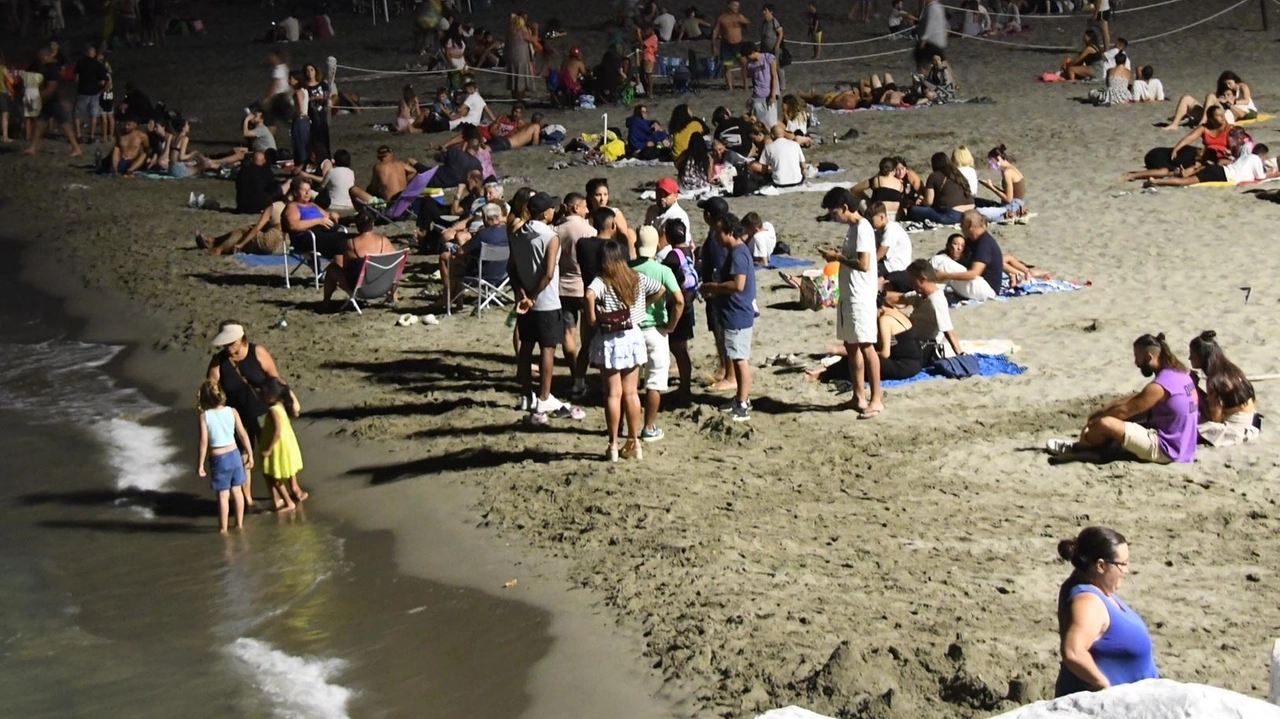 Tanta gente in spiaggia a Marina. di Carrara ha atteso i fuochi che celebrano il culmine dell’estate (Foto Delia)