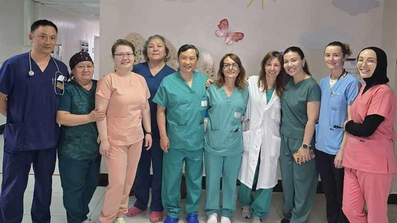 Accordo tra l’Ospedale del Cuore e il Center for perinatology and pediatric cardiac surgery. Il percorso operatorio è stato condiviso con i medici locali anche con momenti di formazione. La dottoressa Barbieri: "L’incontro di culture diverse rappresenta uno stimolo enorme" . Accordo tra l’Ospedale del Cuore e il Center for perinatology and pediatric cardiac surgery. Il percorso operatorio è stato condiviso con i medici locali anche con momenti di formazione. La dottoressa Barbieri: "L’incontro di culture diverse rappresenta uno stimolo enorme" .