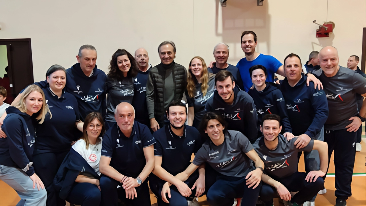 L’ex tecnico viola e ct della nazionale con il gruppo di Un Calcio per Tutti onlus L’ex tecnico viola e ct della nazionale con il gruppo di Un Calcio per Tutti onlus