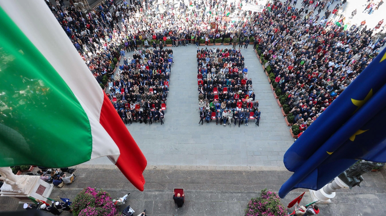 Cortei, alzabandiera e cerimonia sull’Arengario. La sindaca: "Qui scritte pagine di storia". E in centinaia sfilano in strada da Santo Spirito al Duomo. "La Resistenza sia valore di tutti". .