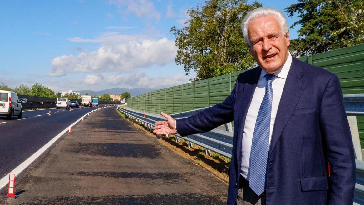 Taglio del nastro storico fra Firenze e Scandicci con l’ampliamento della carreggiata anti-incidenti. Dalla Regione 3,8 milioni. Baccelli: "Questo è il modello che vogliamo estendere a tutta la strada". .