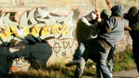 L’episodio è avvenuto ai giardini davanti a un istituto della Piana pistoiese: scattata la denuncia. Il ragazzino, dolorante, si è presentato all’ospedale San Jacopo accompagnato dai genitori. L’episodio è avvenuto ai giardini davanti a un istituto della Piana pistoiese: scattata la denuncia. Il ragazzino, dolorante, si è presentato all’ospedale San Jacopo accompagnato dai genitori.
